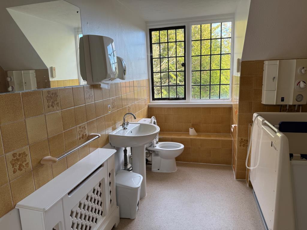 Lot: 45234 - TO BE OFFERED IN OUR 26TH MARCH AUCTION - FORMER CARE HOME WITH CONSENT FOR CONVERSION INTO SUBSTANTIAL DWELLING - Second floor bathroom and W.C
